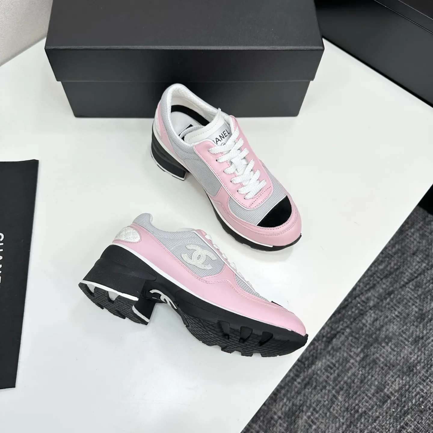 👟👟Ex-factory price 640👟👟Chanel Panda Shoes! 2025 counter's top casual sports shoes. This classic design; the upper is electro-embroidered with a variety of techniques; the outsole is fashionable and sporty; the unusual inclusion of a variety of color matching elements... The diversified mix and match is very good-looking and versatile, and can be used for leisure, fashion, sports, and outdoor... ꫛꫀꪝ Go➫ Materials: ❶Upper made of: original imported first-layer silk cowhide + original waterproof cloth + original first-layer cowhide ❷Inner lining: Original Yangli+wang ❸ Outsole based on: Original TPU combination outsole Counter boutique packaging complete set for women 35–41
